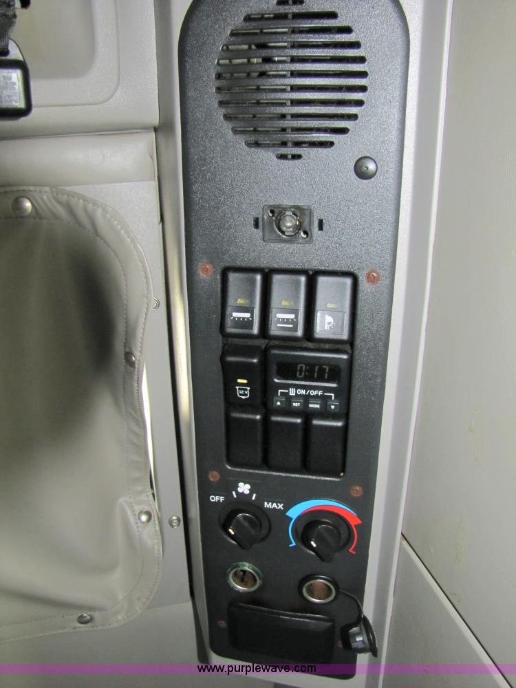 image for item 3091 2003 Volvo VNL 770 semi truck