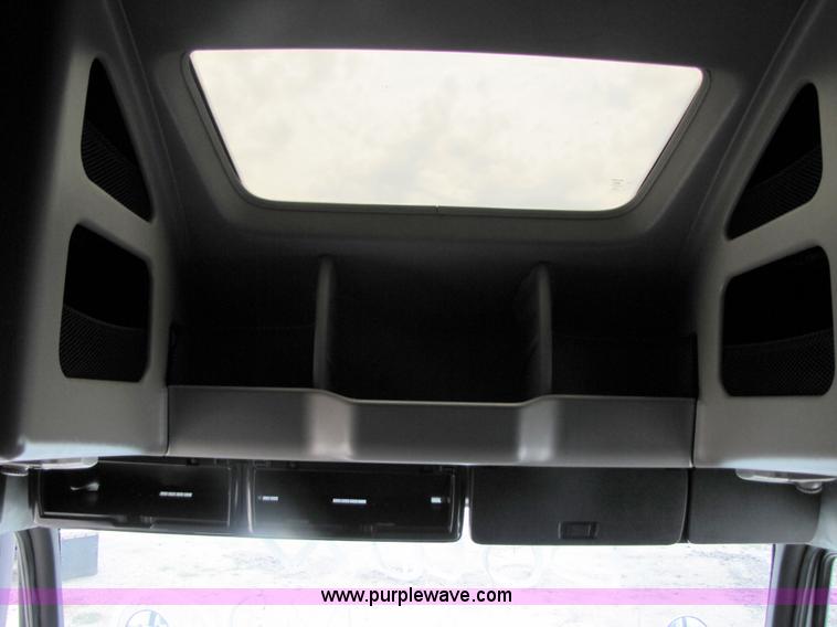 image for item 3091 2003 Volvo VNL 770 semi truck