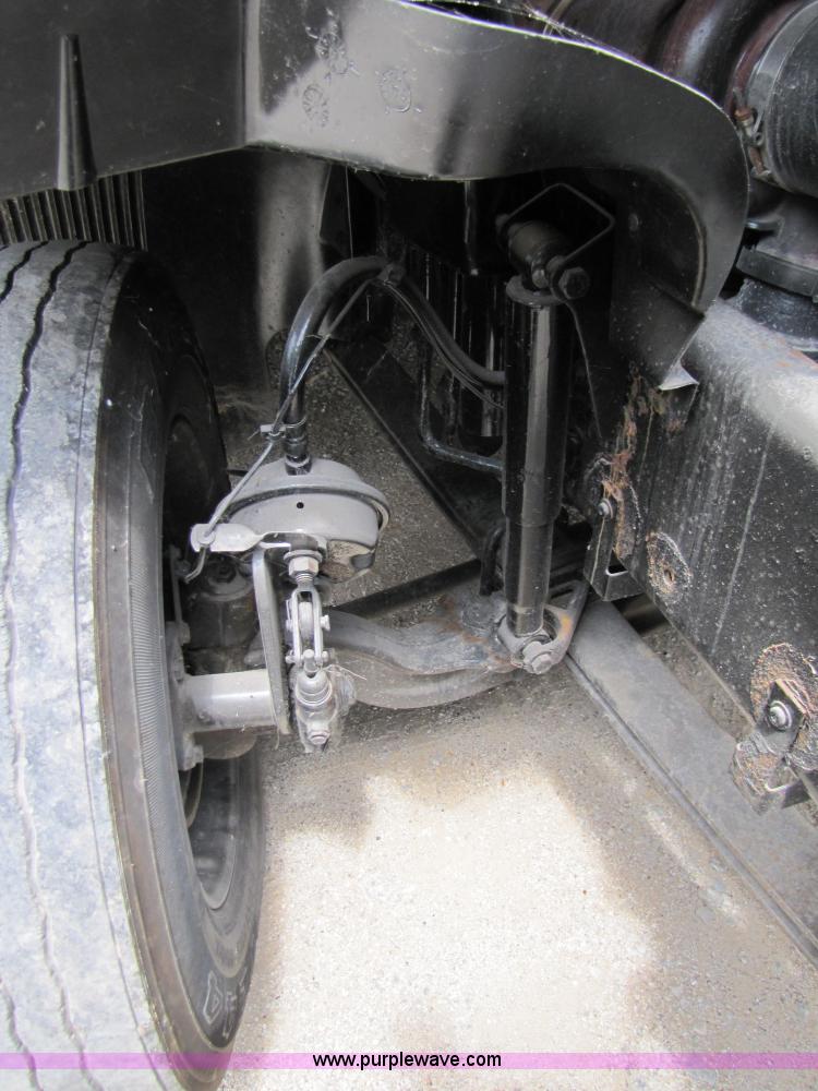 image for item 3091 2003 Volvo VNL 770 semi truck