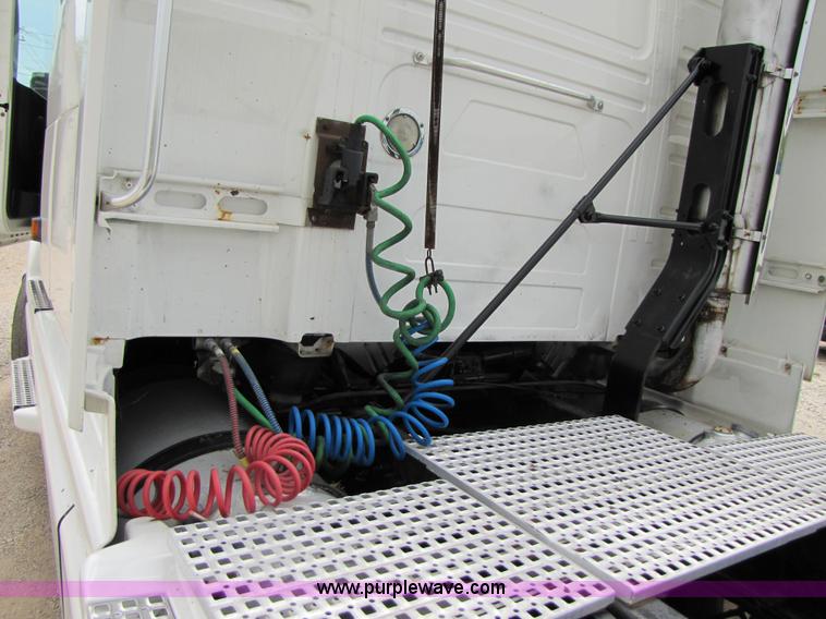 image for item 3091 2003 Volvo VNL 770 semi truck