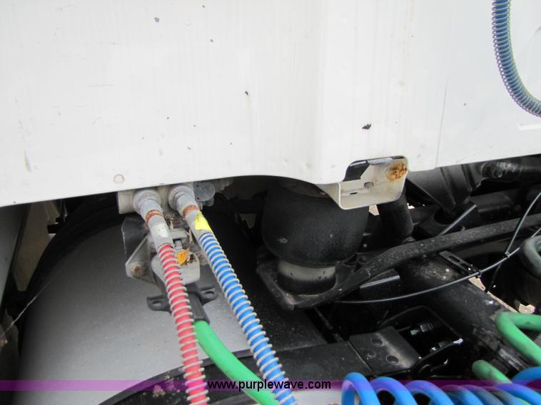 image for item 3091 2003 Volvo VNL 770 semi truck