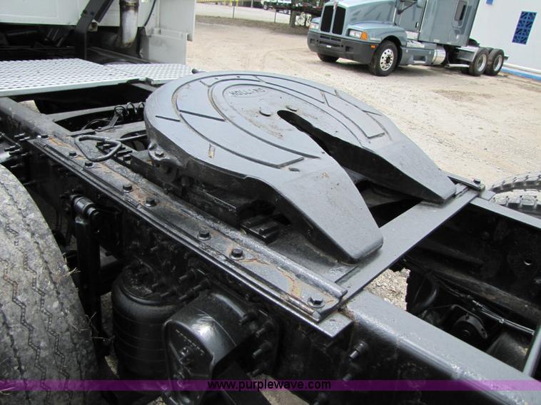 image for item 3091 2003 Volvo VNL 770 semi truck