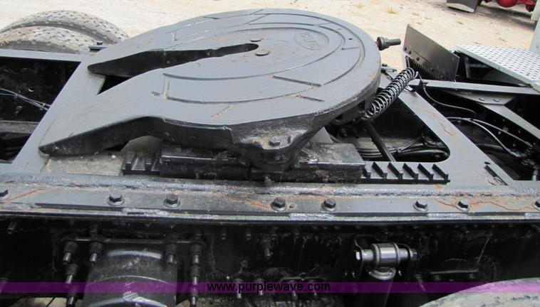 image for item 3091 2003 Volvo VNL 770 semi truck