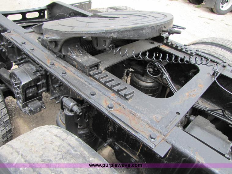 image for item 3091 2003 Volvo VNL 770 semi truck