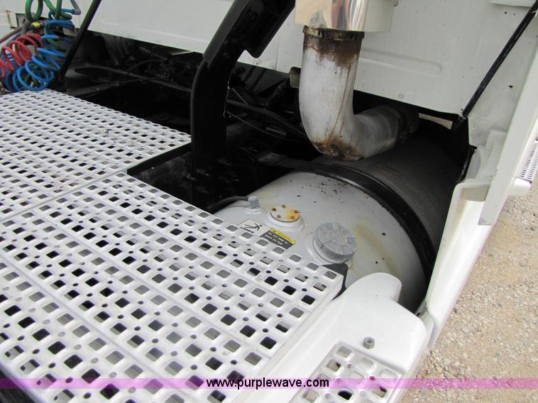 image for item 3091 2003 Volvo VNL 770 semi truck