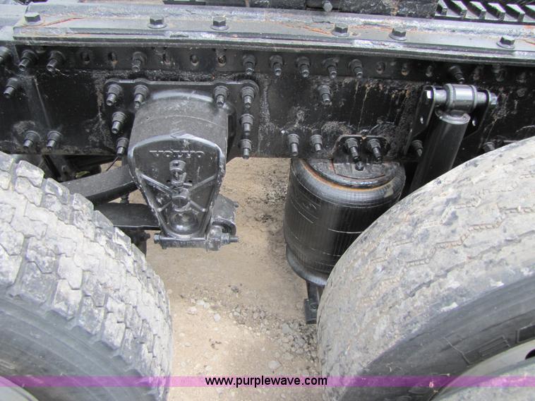 image for item 3091 2003 Volvo VNL 770 semi truck