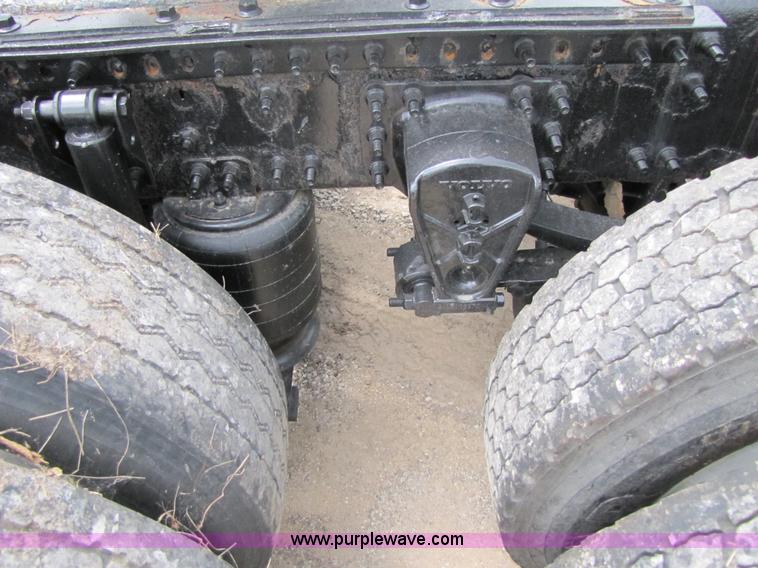 image for item 3091 2003 Volvo VNL 770 semi truck