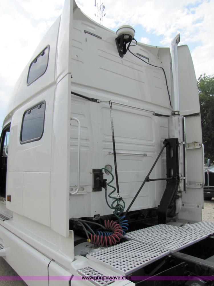 image for item 3091 2003 Volvo VNL 770 semi truck