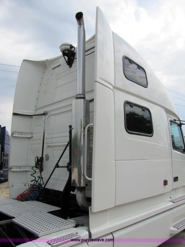 image for item 3091 2003 Volvo VNL 770 semi truck