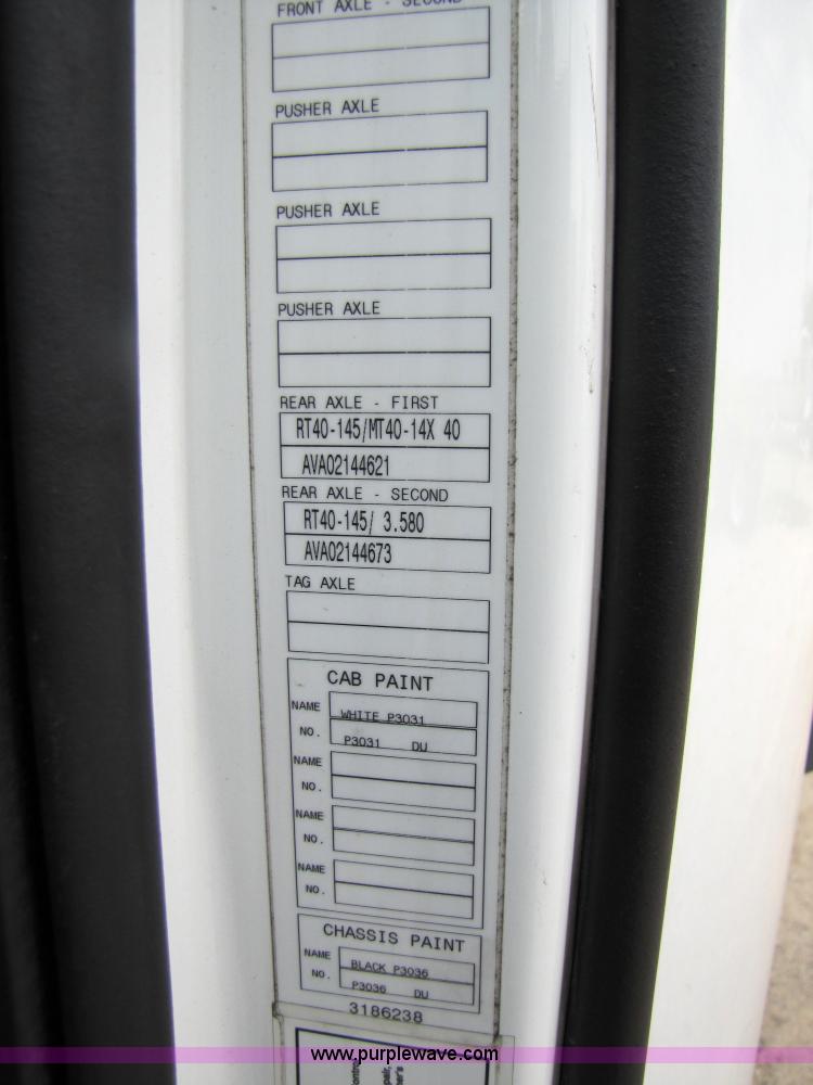 image for item 3091 2003 Volvo VNL 770 semi truck