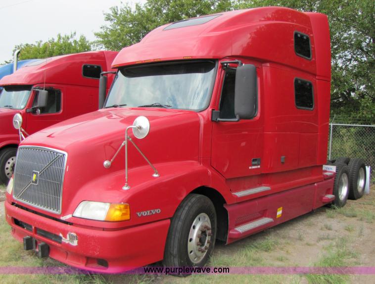 image for item 3092 2003 Volvo VNL 770 semi truck