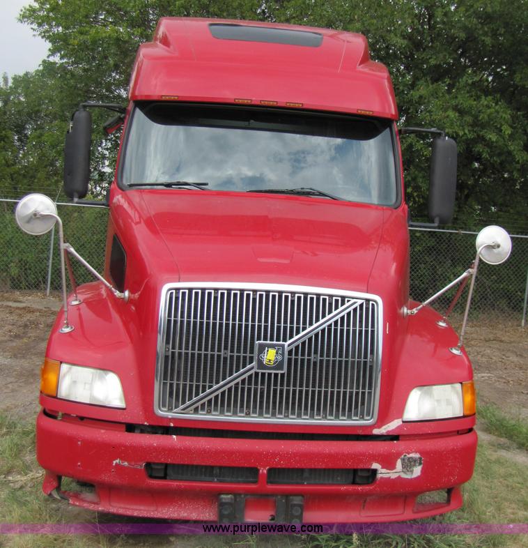 image for item 3092 2003 Volvo VNL 770 semi truck