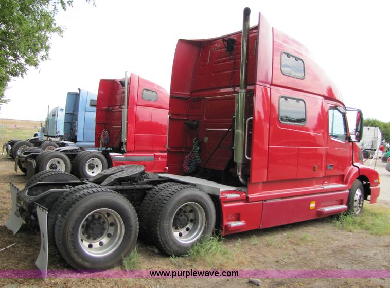 image for item 3092 2003 Volvo VNL 770 semi truck