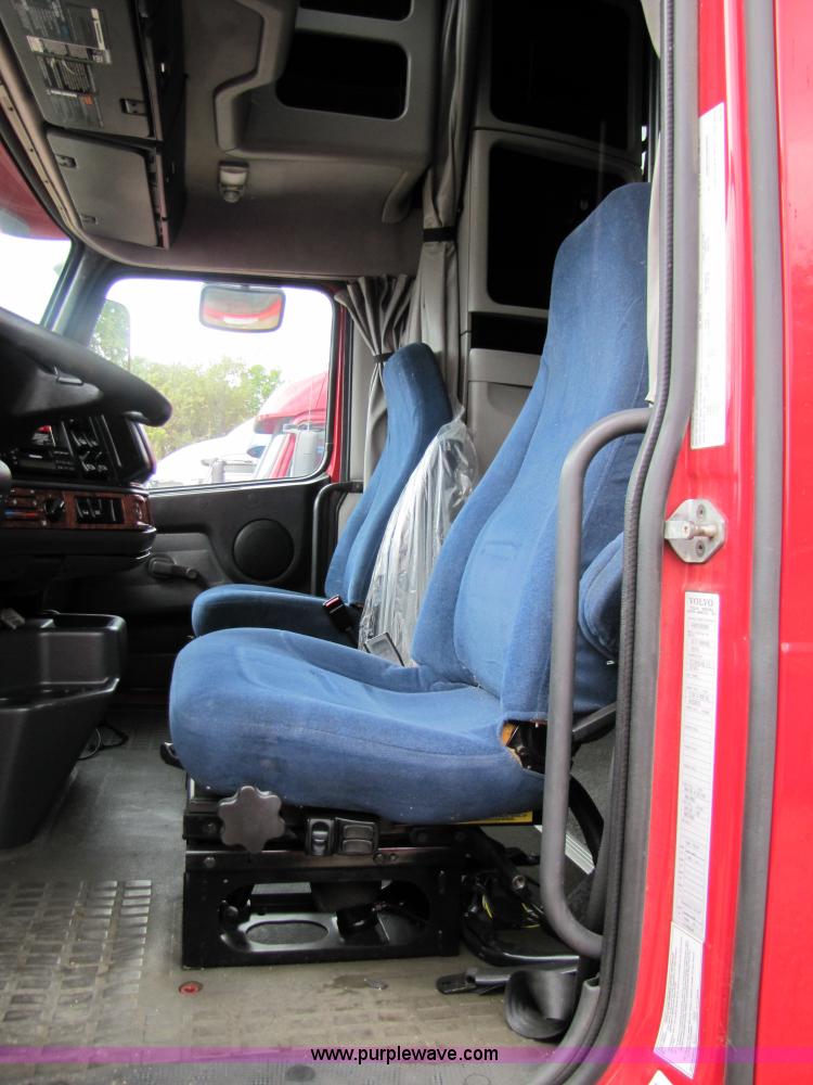 image for item 3092 2003 Volvo VNL 770 semi truck