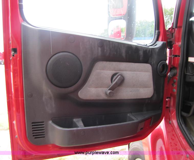 image for item 3092 2003 Volvo VNL 770 semi truck