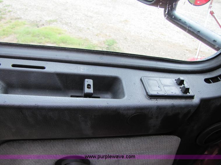 image for item 3092 2003 Volvo VNL 770 semi truck