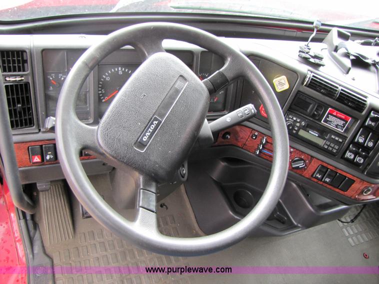 image for item 3092 2003 Volvo VNL 770 semi truck