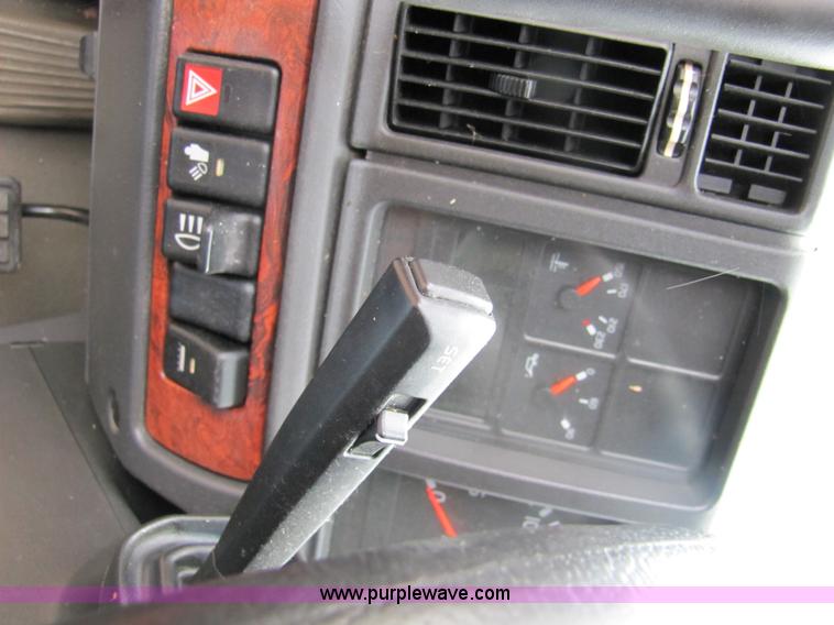 image for item 3092 2003 Volvo VNL 770 semi truck