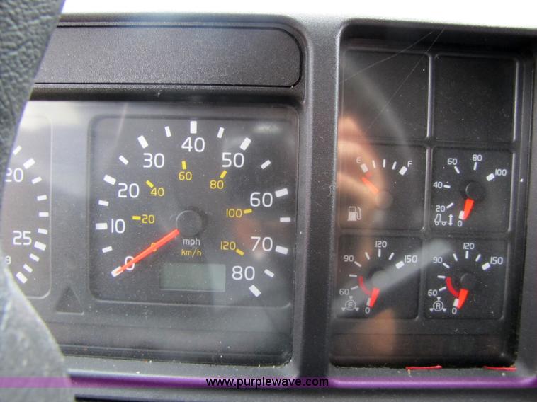 image for item 3092 2003 Volvo VNL 770 semi truck