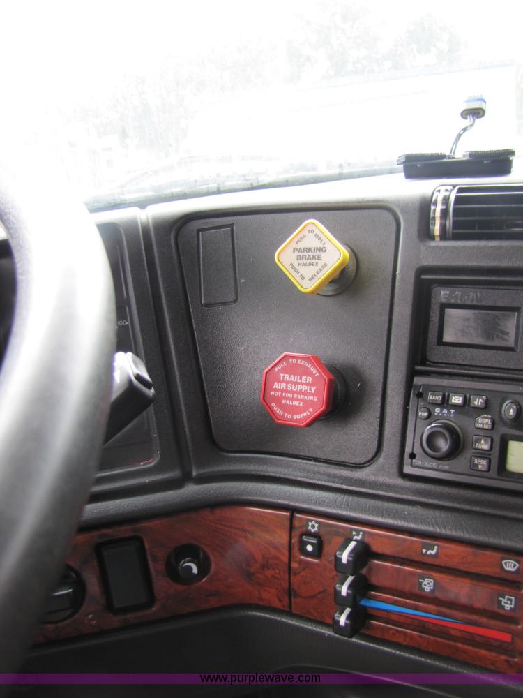 image for item 3092 2003 Volvo VNL 770 semi truck