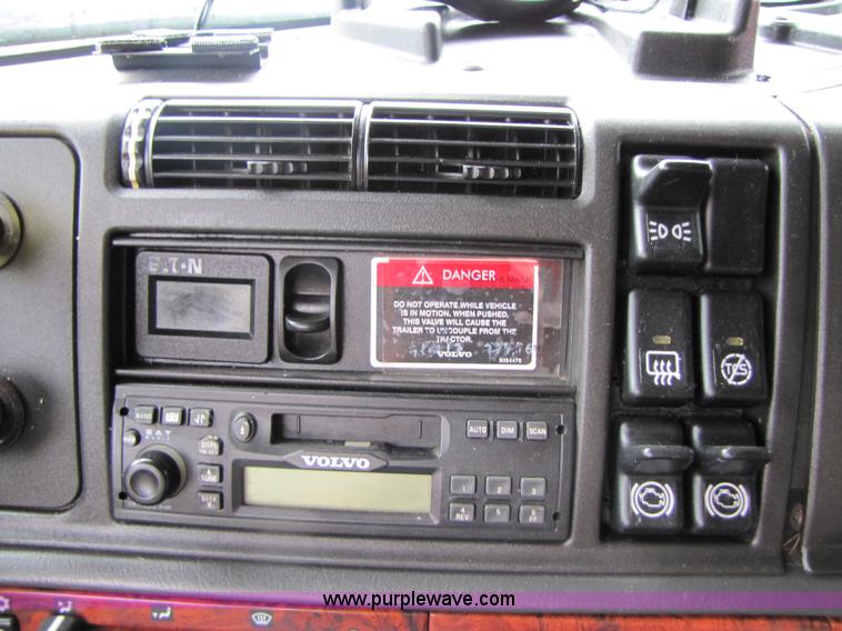 image for item 3092 2003 Volvo VNL 770 semi truck