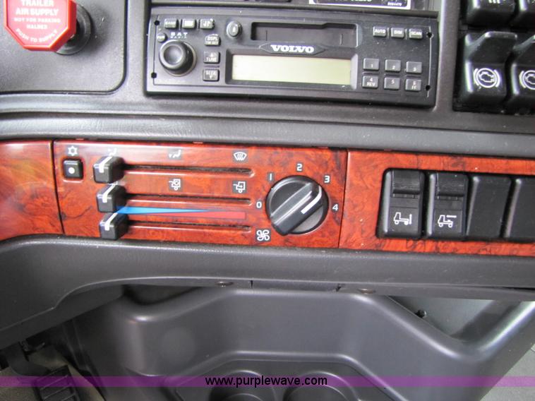 image for item 3092 2003 Volvo VNL 770 semi truck