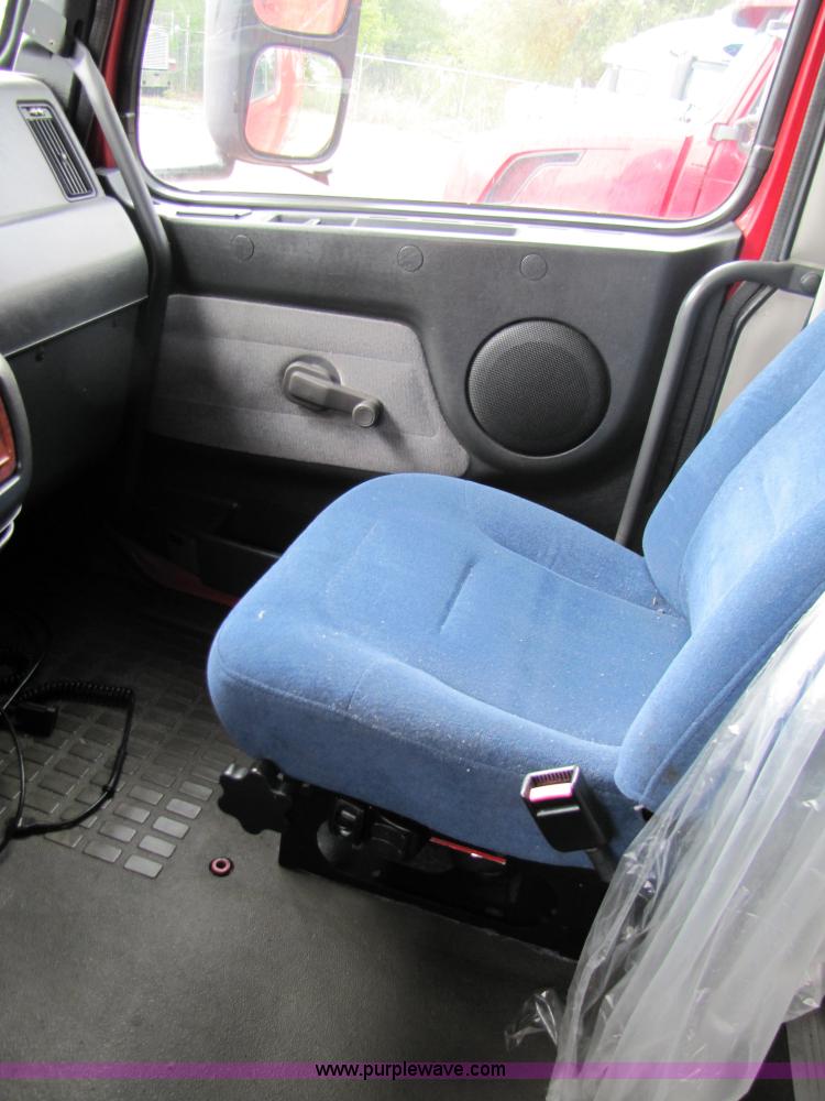 image for item 3092 2003 Volvo VNL 770 semi truck