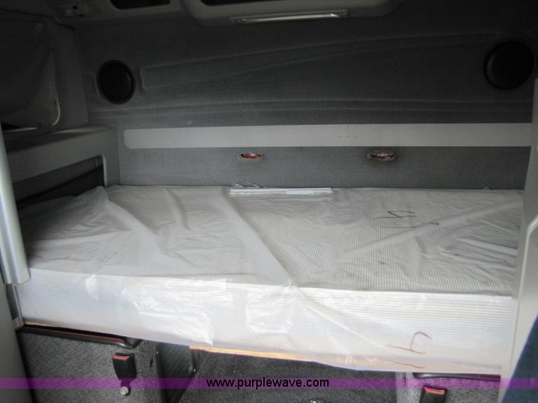 image for item 3092 2003 Volvo VNL 770 semi truck