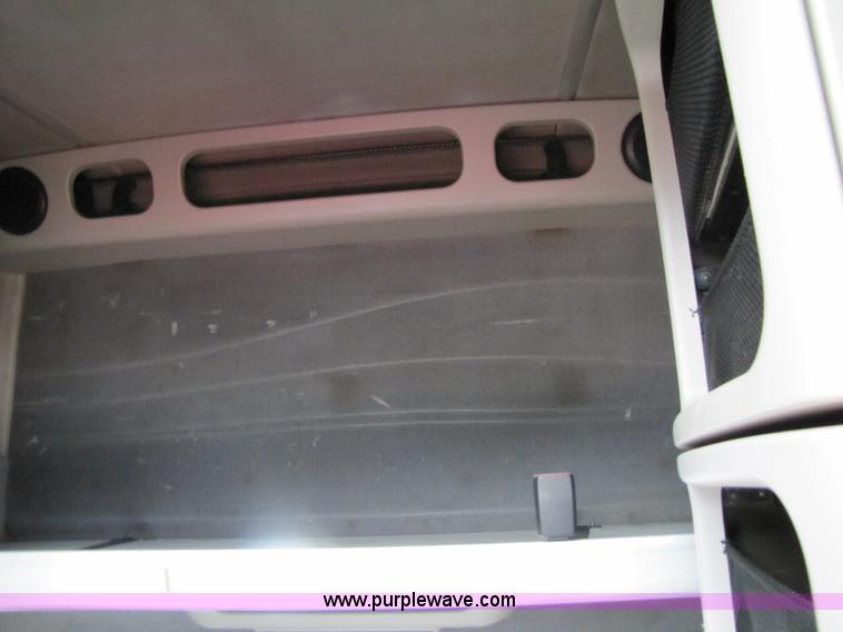 image for item 3092 2003 Volvo VNL 770 semi truck