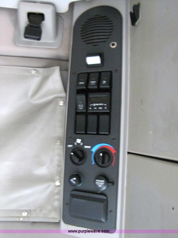 image for item 3092 2003 Volvo VNL 770 semi truck