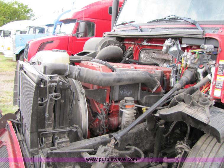 image for item 3092 2003 Volvo VNL 770 semi truck