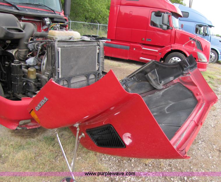 image for item 3092 2003 Volvo VNL 770 semi truck