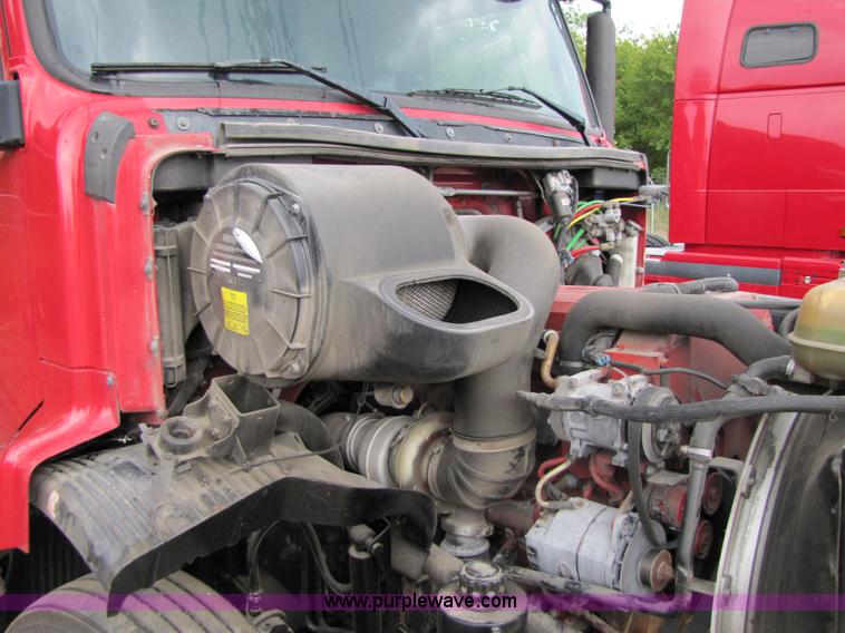 image for item 3092 2003 Volvo VNL 770 semi truck