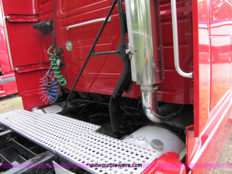 image for item 3092 2003 Volvo VNL 770 semi truck