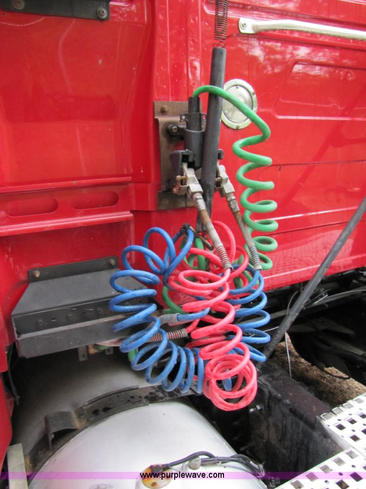 image for item 3092 2003 Volvo VNL 770 semi truck