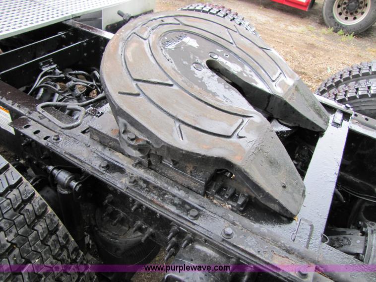 image for item 3092 2003 Volvo VNL 770 semi truck