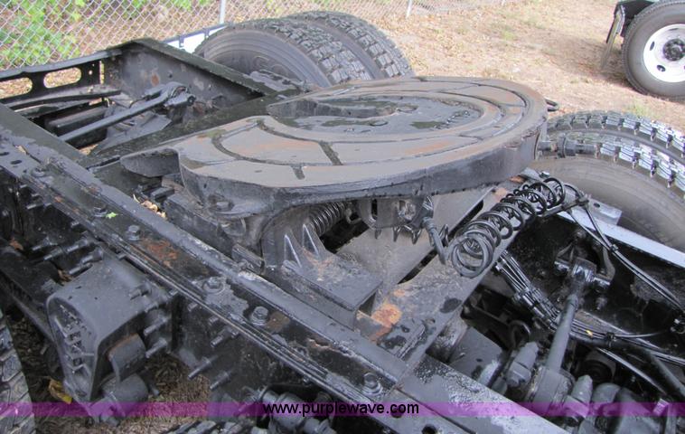 image for item 3092 2003 Volvo VNL 770 semi truck