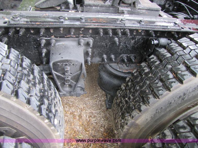 image for item 3092 2003 Volvo VNL 770 semi truck