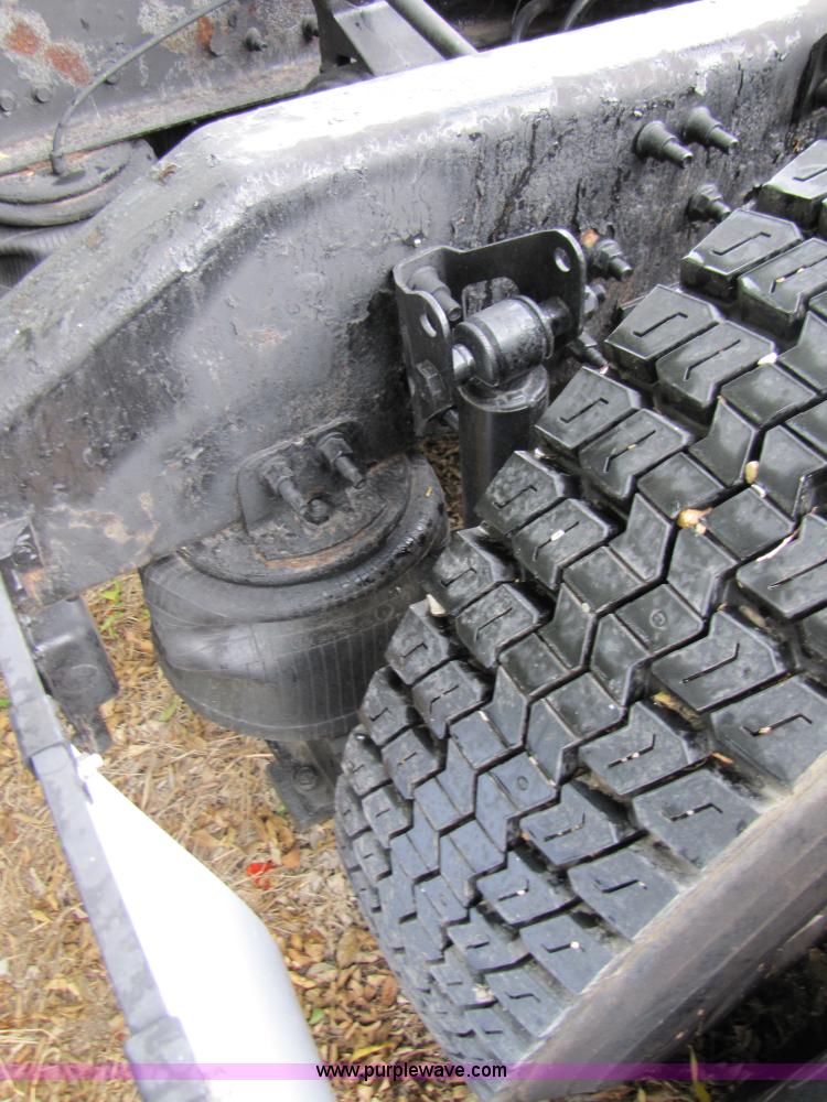 image for item 3092 2003 Volvo VNL 770 semi truck