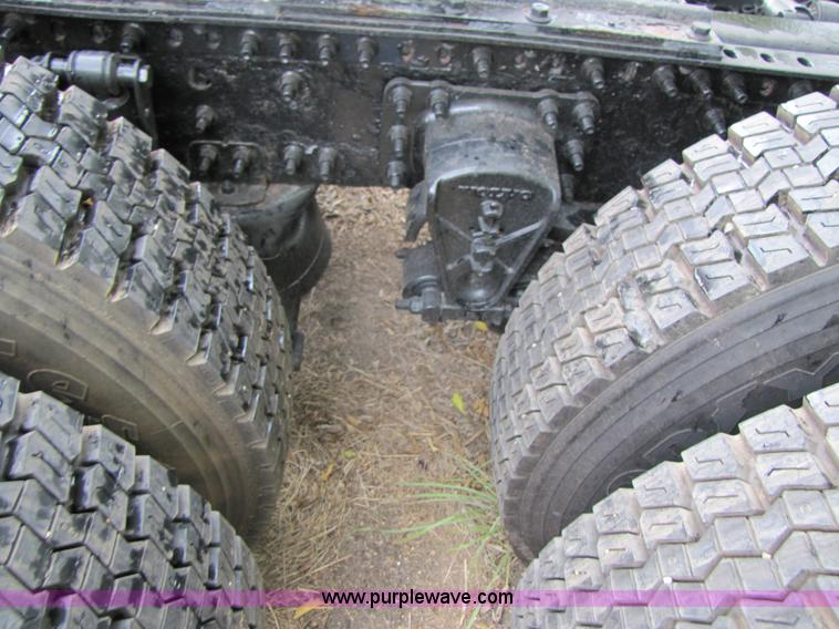 image for item 3092 2003 Volvo VNL 770 semi truck