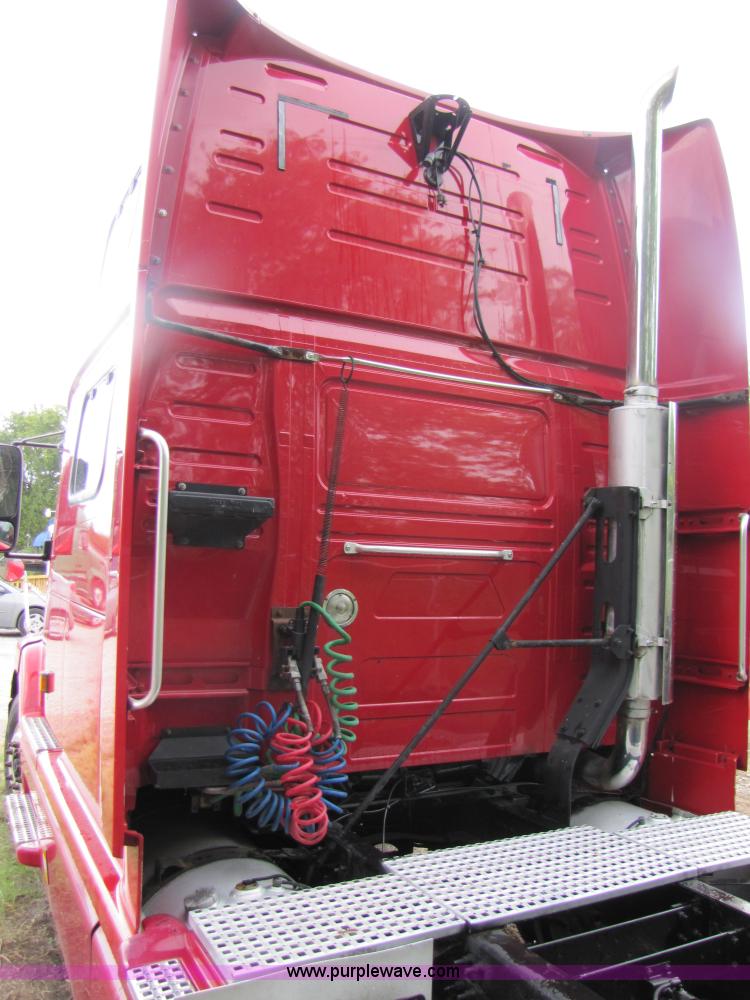 image for item 3092 2003 Volvo VNL 770 semi truck