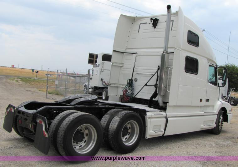 image for item 3093 2003 Volvo VNL 770 semi truck