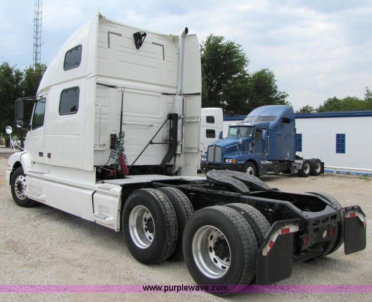 image for item 3093 2003 Volvo VNL 770 semi truck