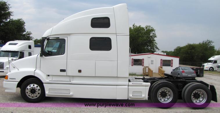 image for item 3093 2003 Volvo VNL 770 semi truck