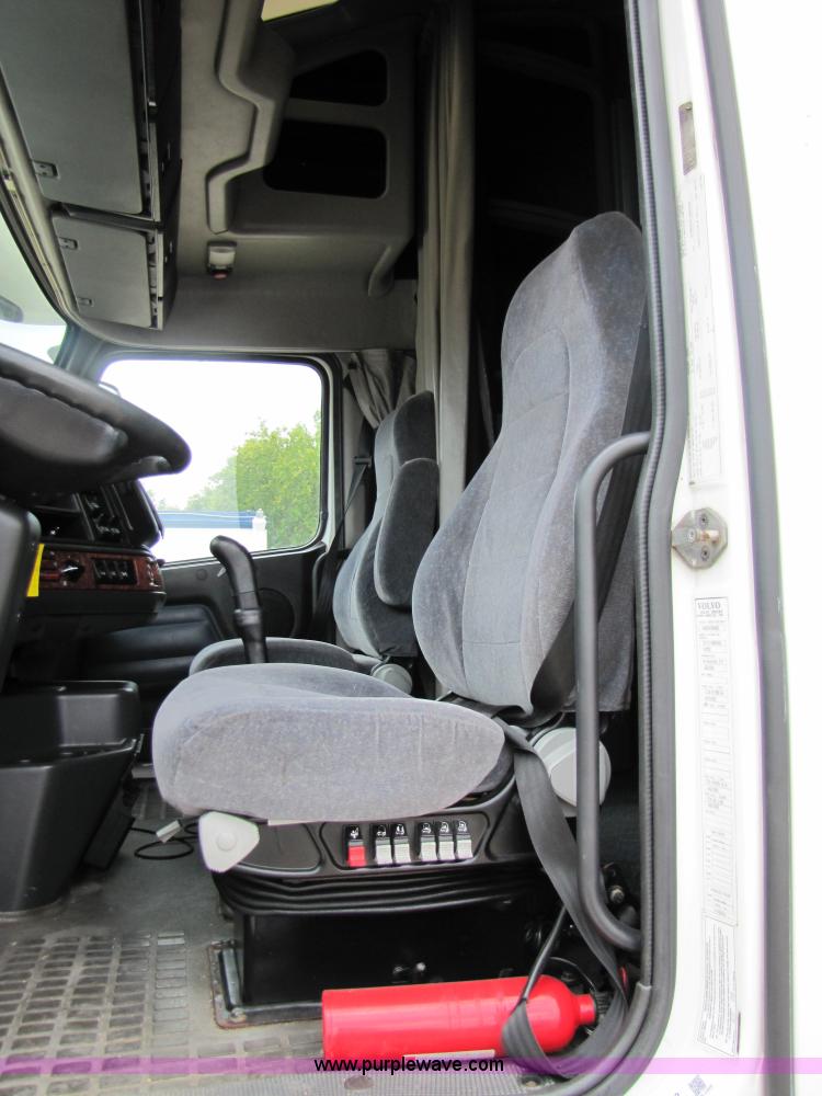 image for item 3093 2003 Volvo VNL 770 semi truck