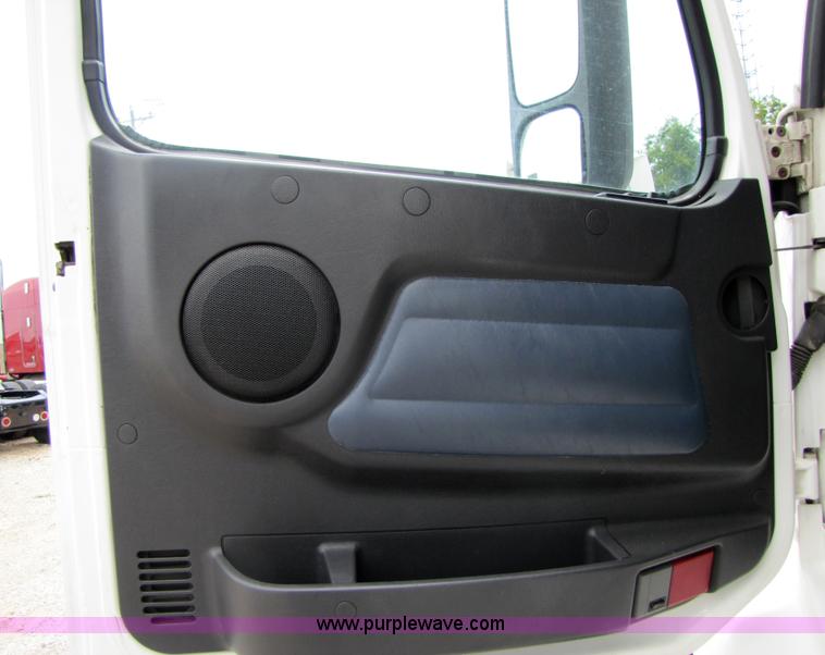 image for item 3093 2003 Volvo VNL 770 semi truck