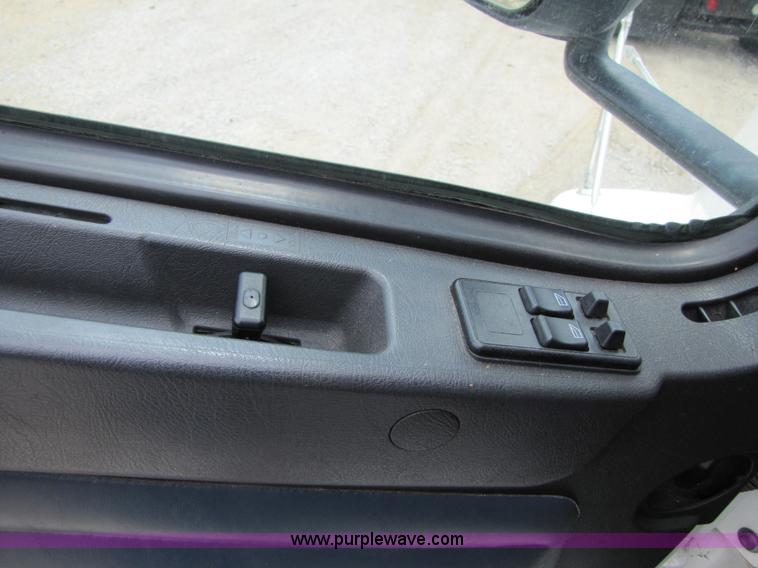 image for item 3093 2003 Volvo VNL 770 semi truck