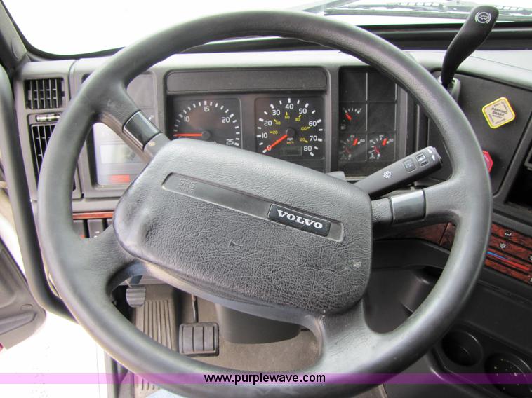 image for item 3093 2003 Volvo VNL 770 semi truck