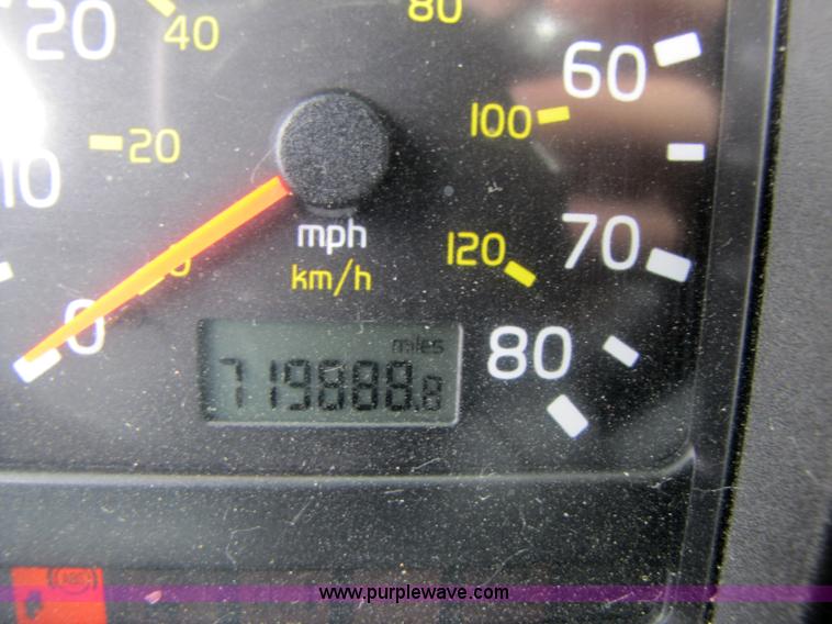 image for item 3093 2003 Volvo VNL 770 semi truck