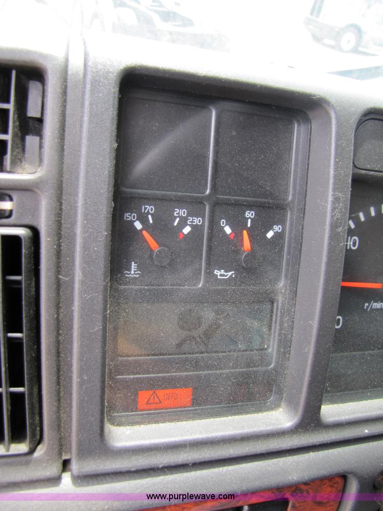 image for item 3093 2003 Volvo VNL 770 semi truck